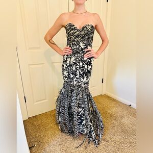 Oscar de la Renta beautiful floor length gown *